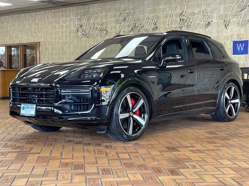Used 2024 Porsche Cayenne Turbo AWD/4WD image 4