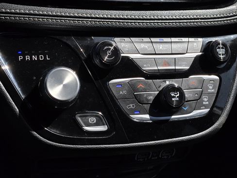 Used 2024 Chrysler Pacifica Touring-L w/ Uconnect Theater Family Group FWD image 7
