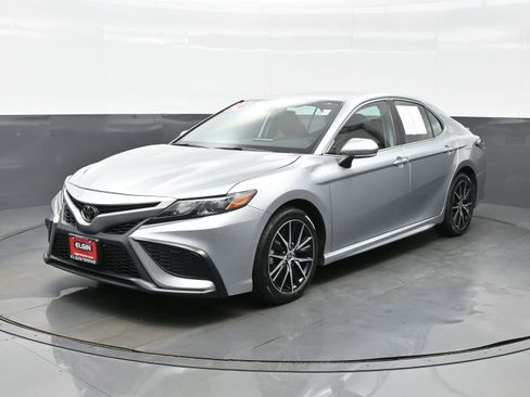 Used 2024 Toyota Camry SE FWD image 2