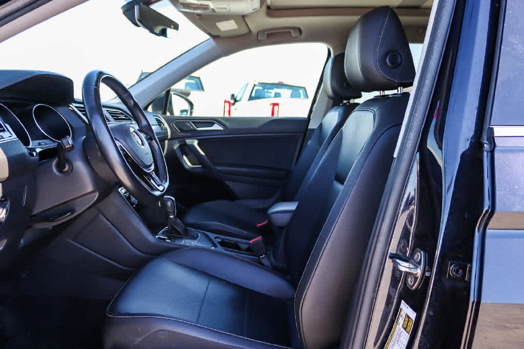 Used 2019 Volkswagen Tiguan SE w/ Panoramic Sunroof Package FWD image 16
