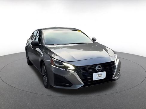 Used 2025 Nissan Altima 2.5 SV FWD image 3