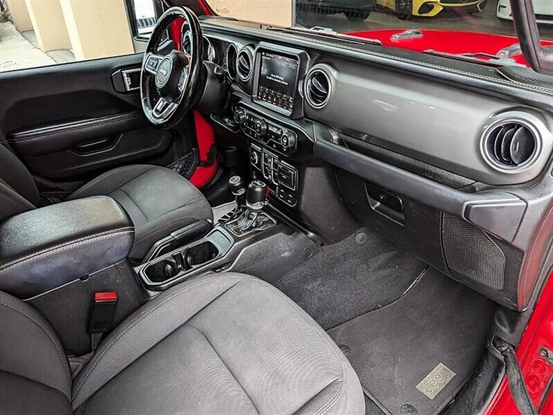 Used 2023 Jeep Wrangler Unlimited Sahara w/ Cold Weather Group AWD/4WD image 4