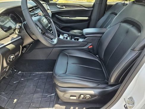 Used 2025 Jeep Grand Cherokee Limited AWD/4WD image 18