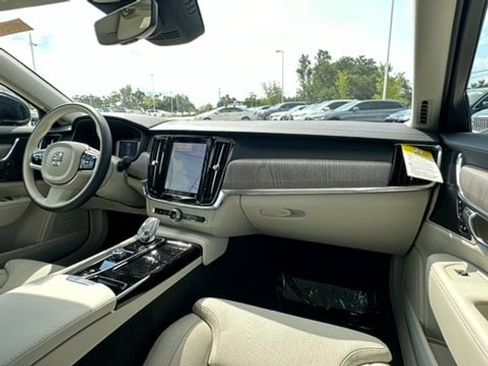 Certified 2024 Volvo S90 T8 Ultimate w/ Lounge Package image 10