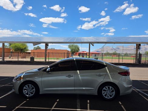 Used 2017 Hyundai Elantra SE FWD image 2