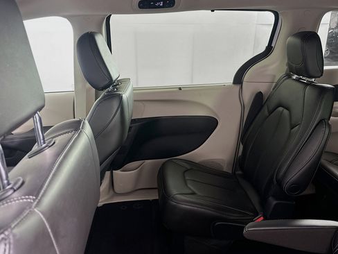 Used 2023 Chrysler Pacifica Touring-L FWD image 31