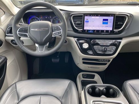 Used 2023 Chrysler Pacifica Touring-L image 9