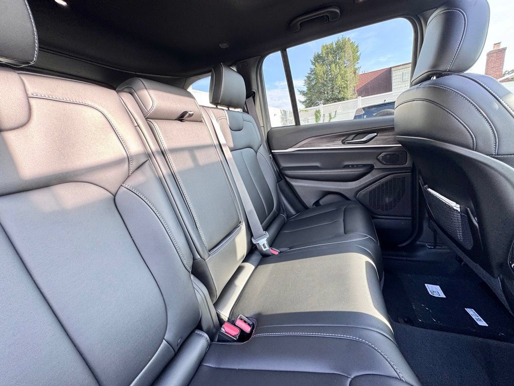 New 2027 Jeep Grand Cherokee Limited AWD/4WD image 22