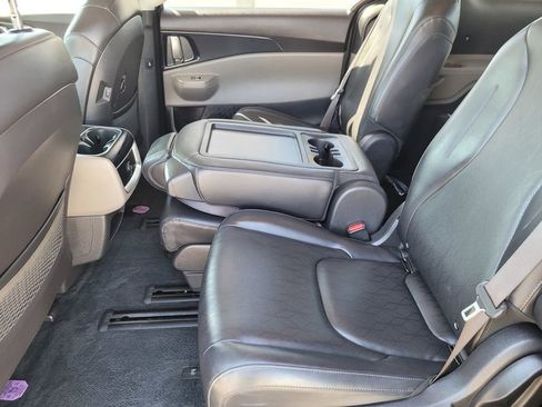 Used 2025 Kia Carnival image 11