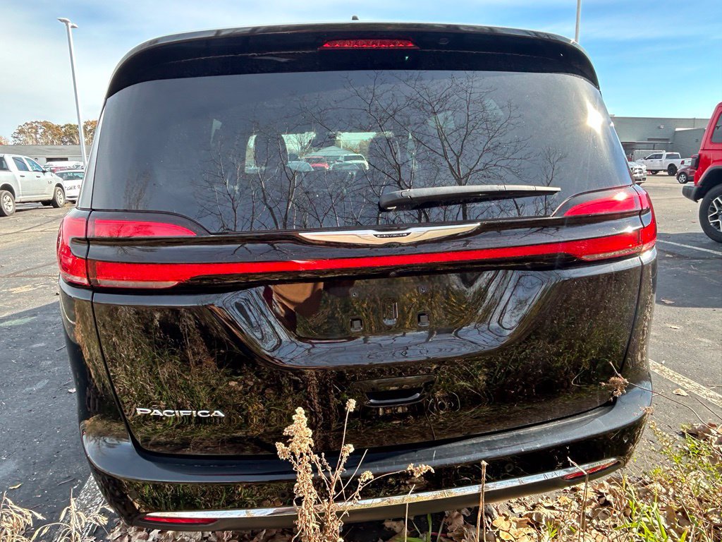 Used 2025 Chrysler Pacifica Select FWD image 8