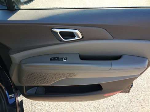 Certified 2025 Kia Carnival EX image 10