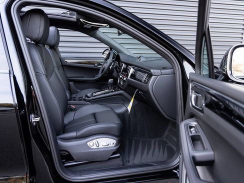 Certified 2026 Porsche Macan AWD/4WD image 34