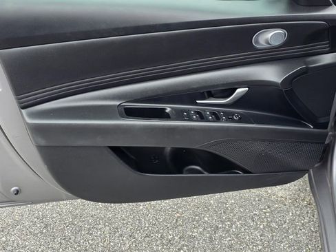 Used 2025 Hyundai Elantra SEL image 21