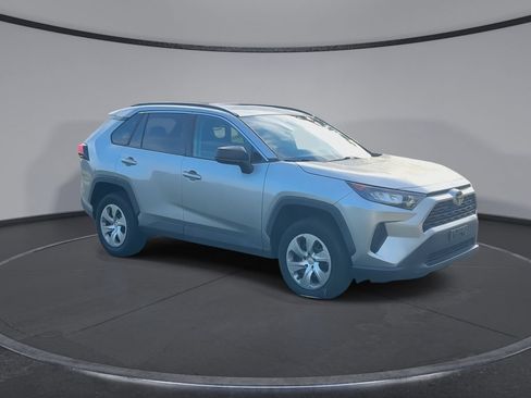 Used 2021 Toyota RAV4 LE FWD image 2