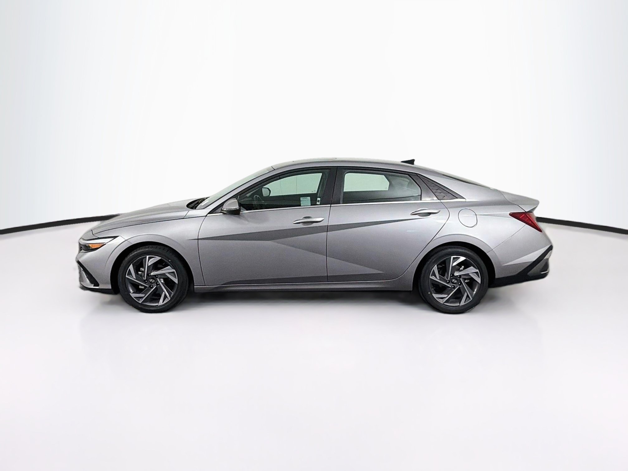 Used 2025 Hyundai Elantra Limited FWD image 4