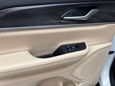 Used 2023 Jeep Grand Cherokee Limited w/ Luxury Tech Group II image 33