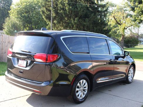 Used 2018 Chrysler Pacifica Touring-L w/ Advanced Safetytec Group FWD image 9