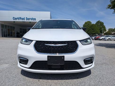 Used 2024 Chrysler Pacifica Touring-L FWD image 3