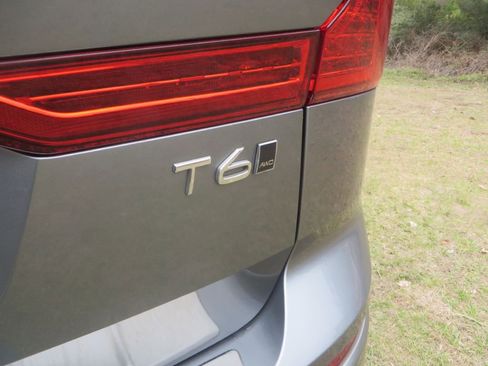 Used 2018 Volvo XC60 T6 Momentum w/ Convenience Package image 10