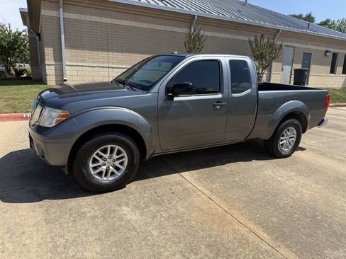 Used 2017 Nissan Frontier SV RWD image 2