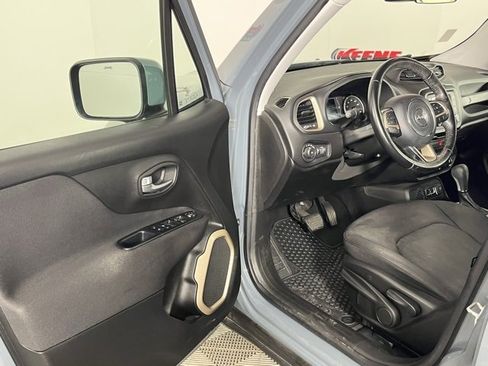 Used 2017 Jeep Renegade Latitude w/ Cold Weather Group image 19