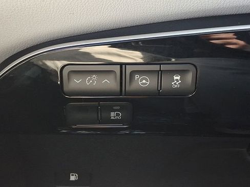 Used 2020 Toyota Prius LE AWD/4WD image 26