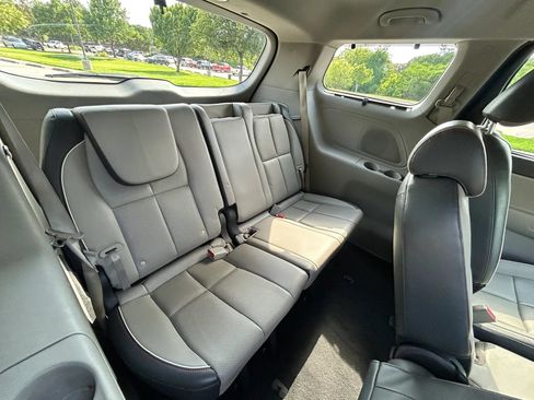 Used 2017 Kia Sedona LX w/ LX Essentials Premium Package FWD image 16