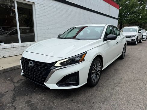 Used 2025 Nissan Altima 2.5 SV FWD image 2