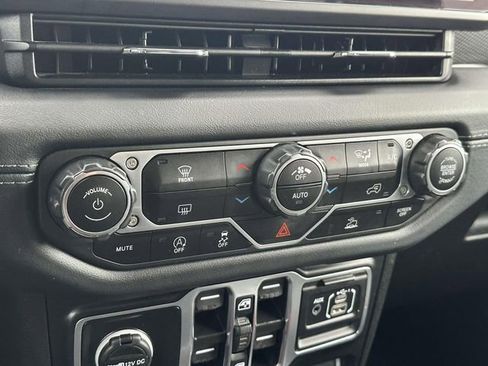 Used 2024 Jeep Wrangler Rubicon image 16
