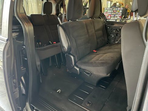 Used 2018 Dodge Grand Caravan SE FWD image 19