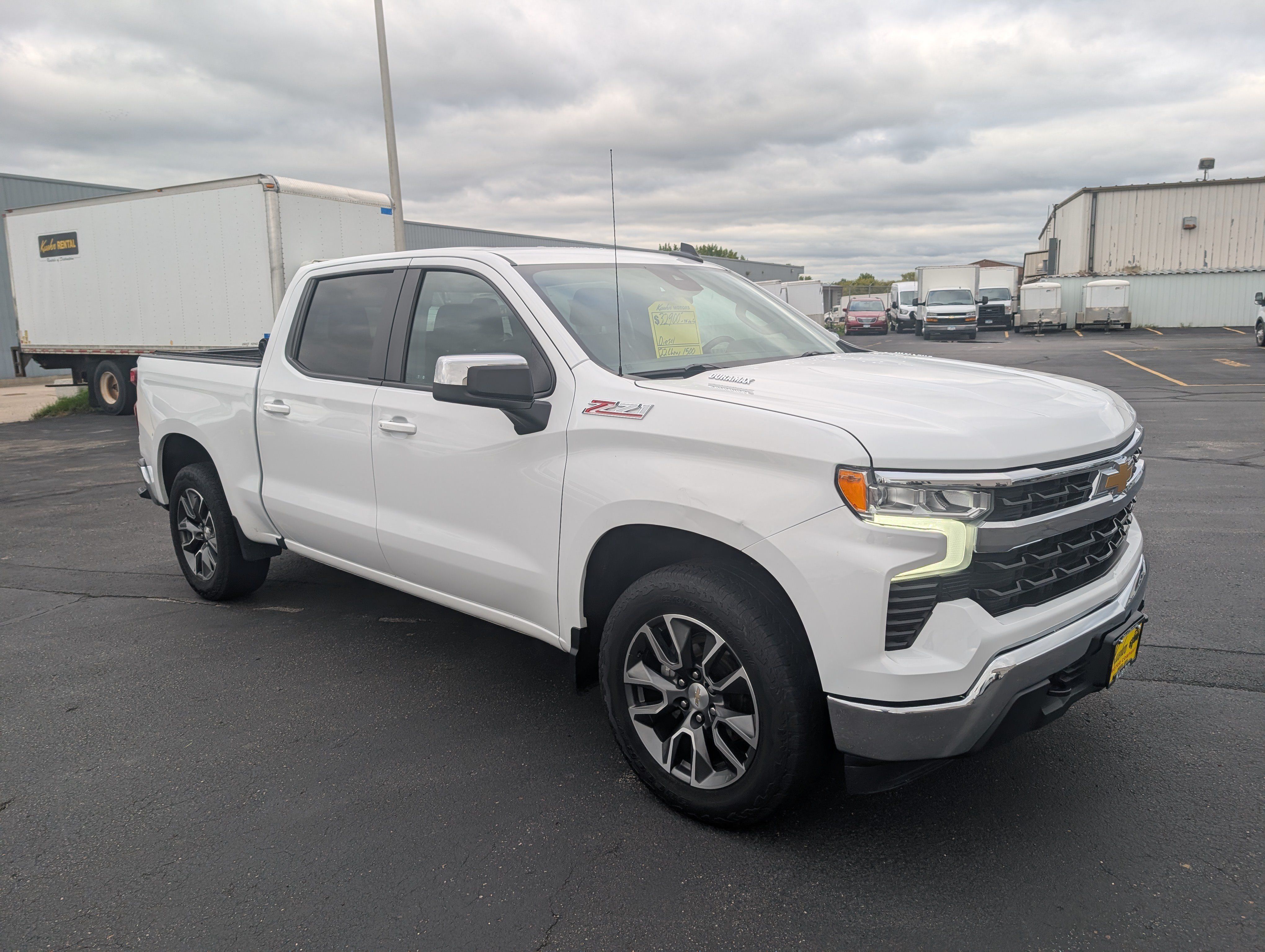 Used 2022 Chevrolet Silverado 1500 LT AWD/4WD image 2