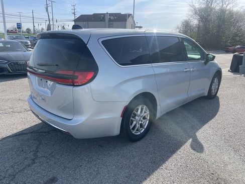 Used 2024 Chrysler Pacifica Touring-L image 4