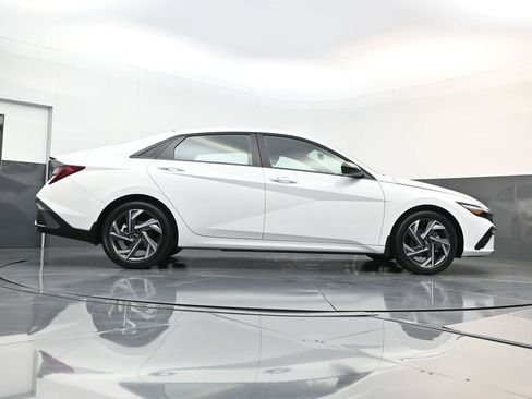 Certified 2025 Hyundai Elantra Sport image 21