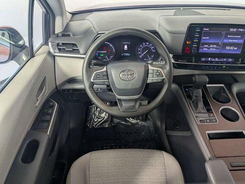 Used 2021 Toyota Sienna LE FWD image 35
