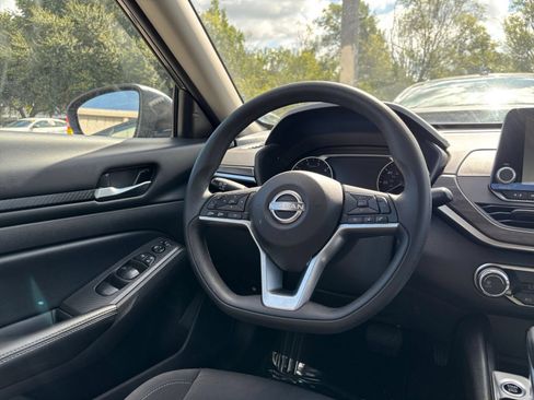 Used 2025 Nissan Altima 2.5 SV FWD image 34