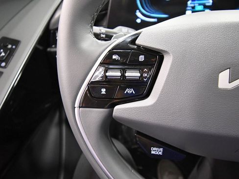 Certified 2025 Kia Niro EX image 19
