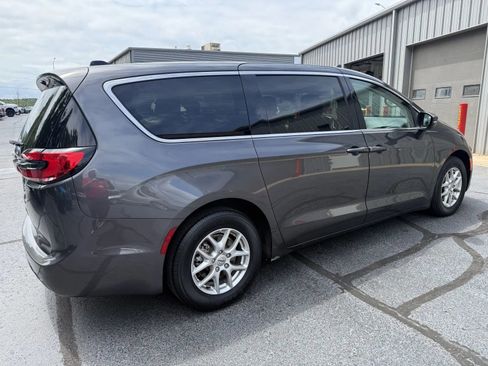Used 2023 Chrysler Pacifica Touring-L FWD image 4