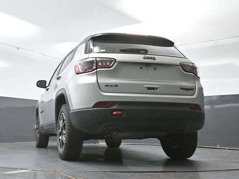 Used 2025 Jeep Compass Trailhawk AWD/4WD image 32