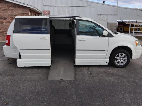 Used 2010 Chrysler Town & Country Touring image 13