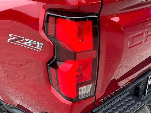 Used 2025 Chevrolet Colorado Z71 w/ Technology Package AWD/4WD image 27