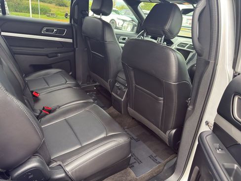 Used 2017 Ford Explorer XLT w/ Equipment Group 202A AWD/4WD image 19