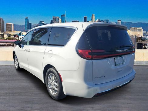 New 2026 Chrysler Pacifica Select image 5