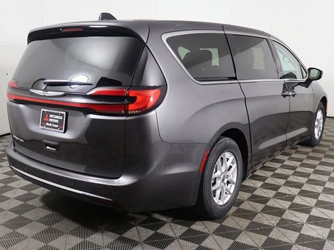 Used 2023 Chrysler Pacifica Touring-L image 11