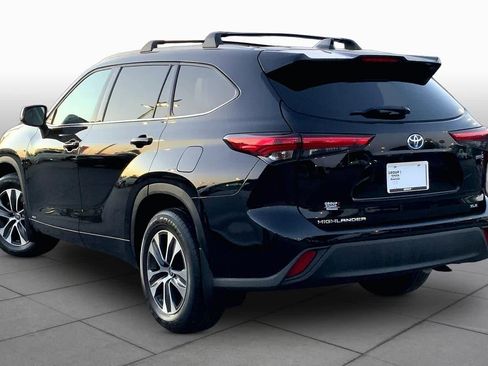 Used 2022 Toyota Highlander XLE AWD/4WD image 12