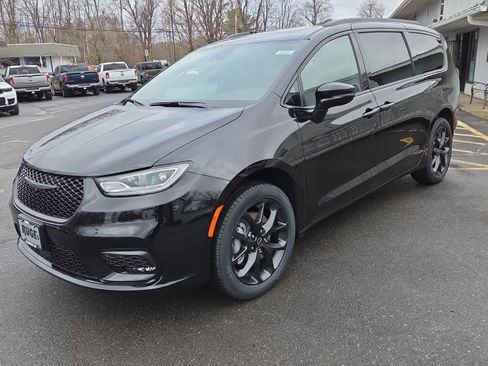 New 2026 Chrysler Pacifica Limited w/ S Appearance Package image 6