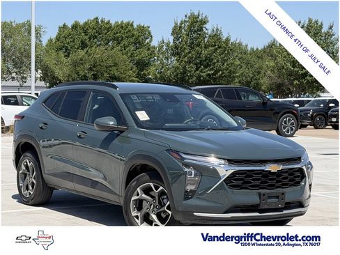 Used 2025 Chevrolet Trax LT w/ LT Convenience Package FWD image 2