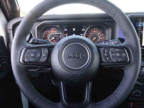 Used 2025 Jeep Wrangler Unlimited Rubicon image 13