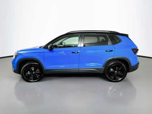 Used 2025 Volkswagen Taos SE AWD/4WD image 4
