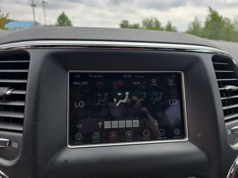 Used 2018 Jeep Grand Cherokee Laredo AWD/4WD image 21