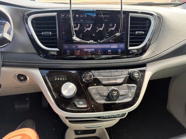 Used 2023 Chrysler Pacifica Touring-L FWD image 13